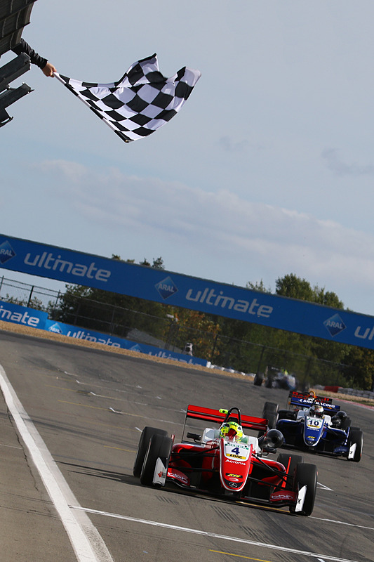 セカンドグリッドからスタートでトップを獲り、優勝したミック・シューマッハ