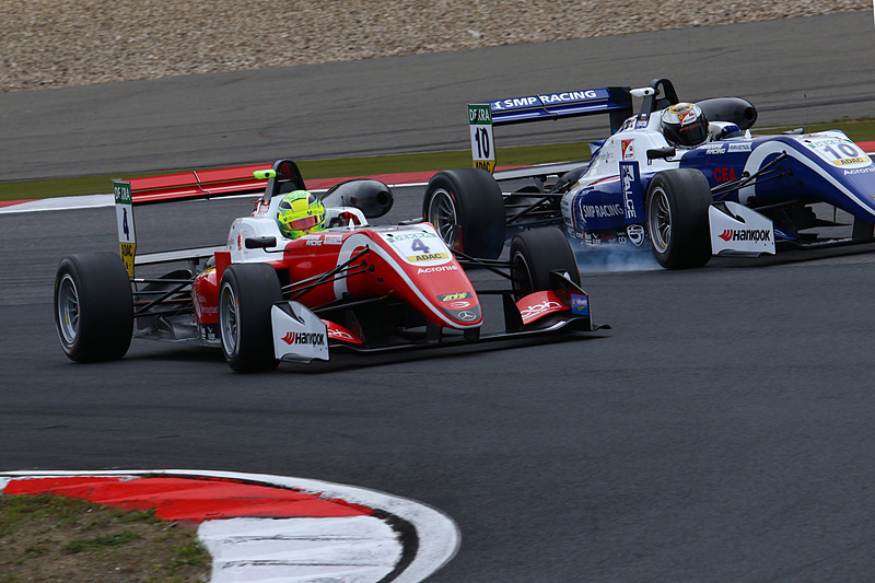 レース2のスタートで、ロバート・シャバルツマン（10番）、ダニエル・ティクタム（27番）を抑えて1コーナーをクリアするミック・シューマッハ