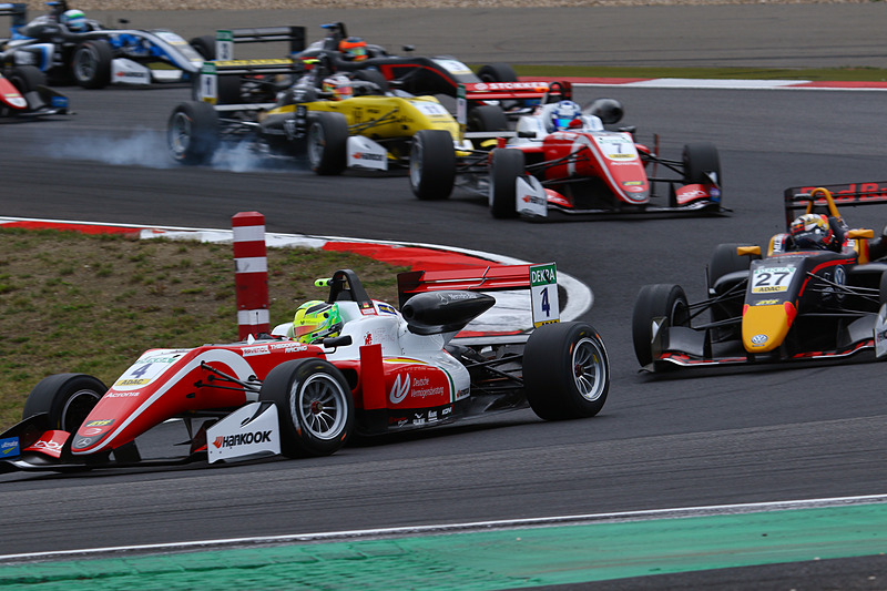 レース2のスタートで、ロバート・シャバルツマン（10番）、ダニエル・ティクタム（27番）を抑えて1コーナーをクリアするミック・シューマッハ