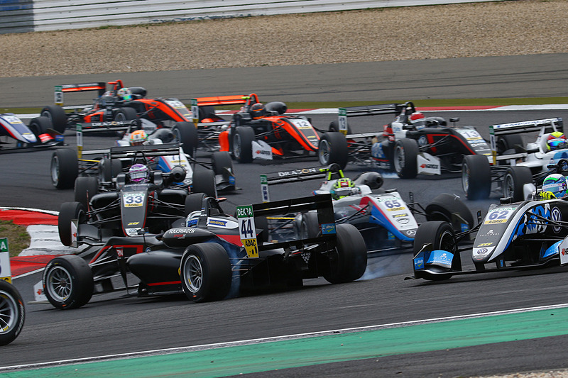 スタート直後の1コーナーの進入で多重クラッシュ。浮き上がるジュリ・ビップス（44番）