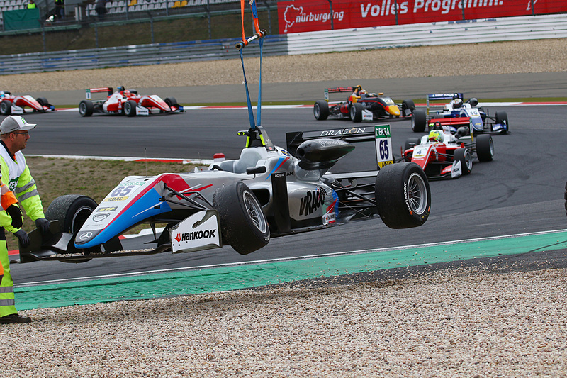 リタイアするエナーム・アフメド（65番）