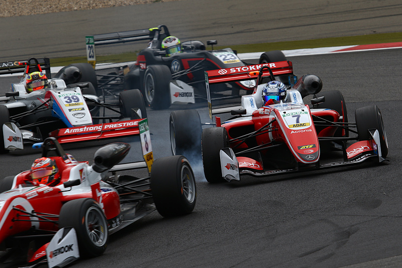 4位争いで白煙をあげるラルフ・アロン（7番）