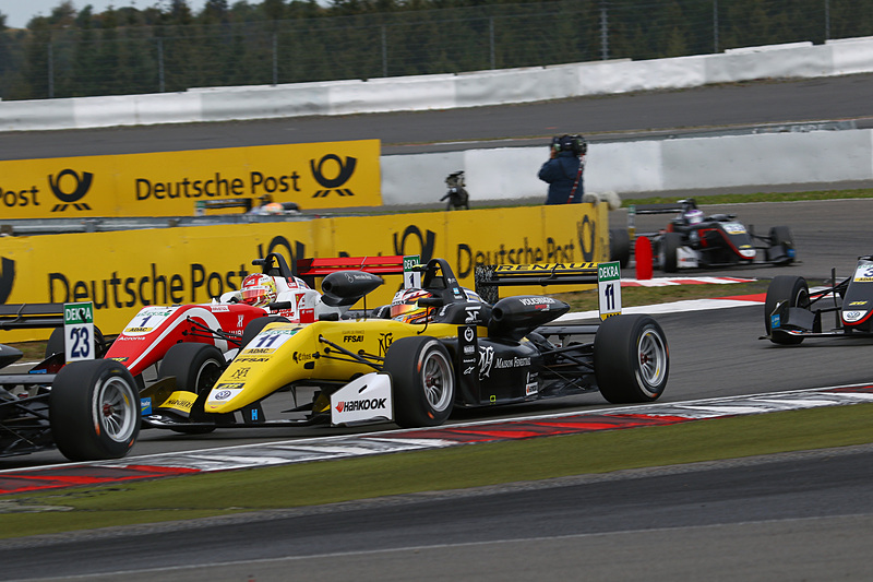 中盤グループの争い。ゼッケン11はサシャ・フェネストラズ