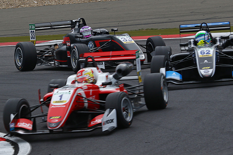 16番グリッドから順位を上げる佐藤万璃音（33番）