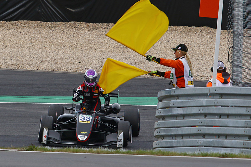 13位争いの1コーナーで他車に接触してしまいストップ。リタイアする佐藤万璃音（33番）