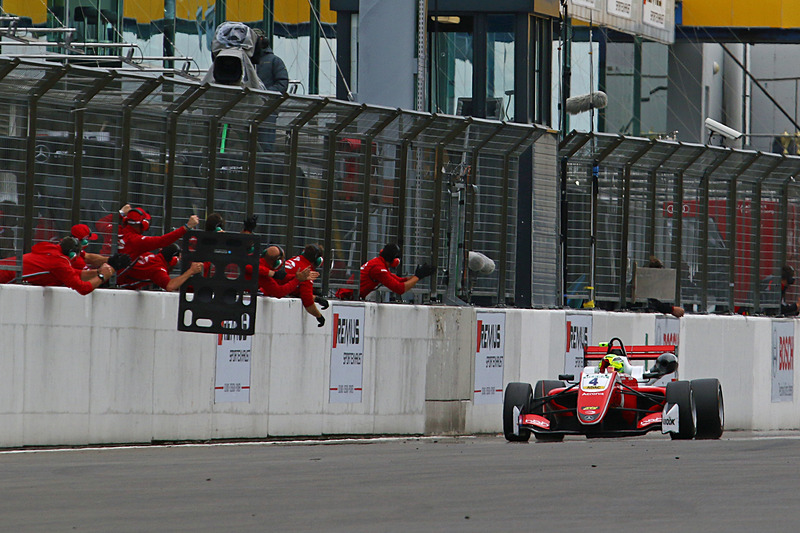 レース1に続き2優勝のミック・シューマッハ