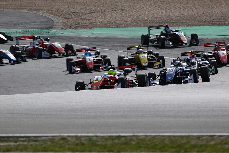 レース3のスタートで、ロバート・シャバルツマン（10番）を抑えるミック・シューマッハ（4番）