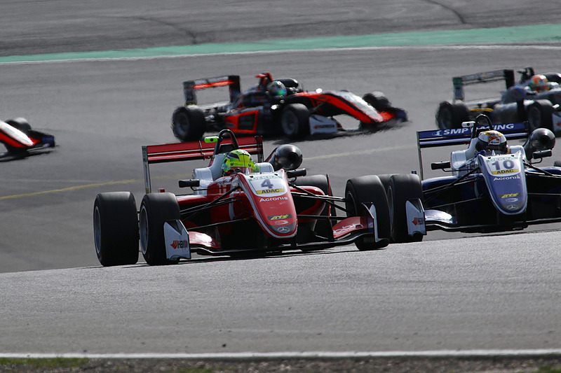 レース3のスタートで、ロバート・シャバルツマン（10番）を抑えるミック・シューマッハ（4番）