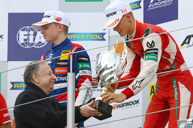 プレゼンターのFIA 会長のジャン・トッド氏からトロフィを受けるミック・シューマッハ