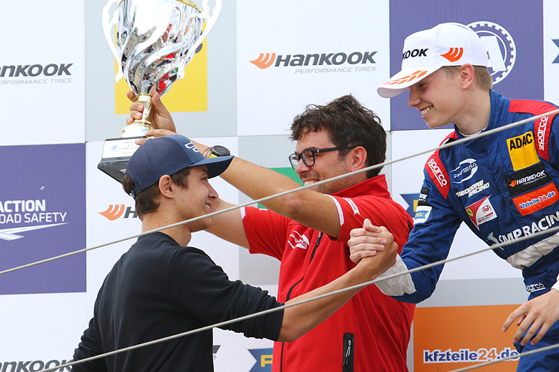 ルーキーながら3連続で2位表彰台に上がったロバート・シャバルツマンと握手するランド・ノリス（左）