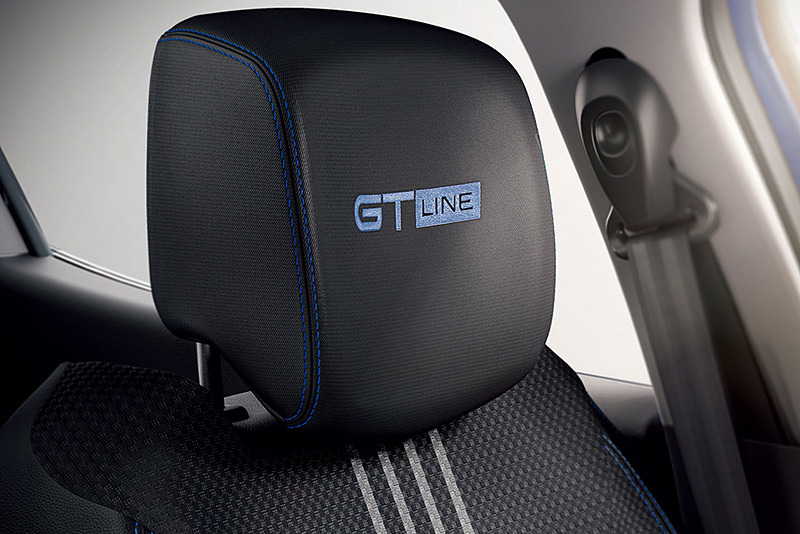 専用ファブリックシートの「GT-Line」ロゴのほか、ステアリングやシフトノブにブルーステッチを設定してスポーティで上質な車内空間を演出