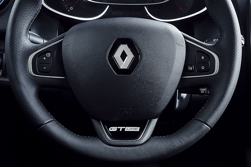 専用ファブリックシートの「GT-Line」ロゴのほか、ステアリングやシフトノブにブルーステッチを設定してスポーティで上質な車内空間を演出