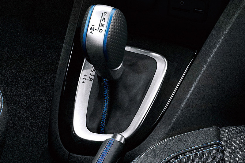 専用ファブリックシートの「GT-Line」ロゴのほか、ステアリングやシフトノブにブルーステッチを設定してスポーティで上質な車内空間を演出