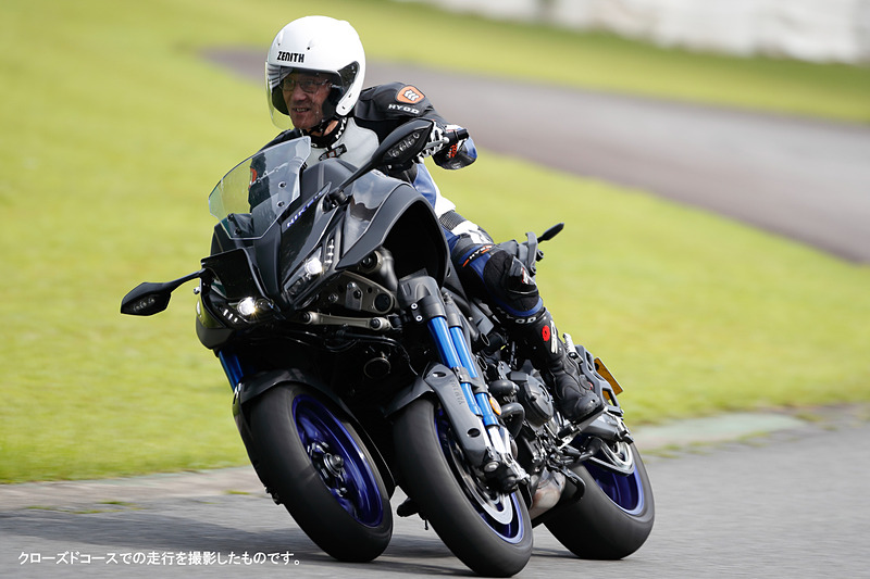 クローズドコースで新型LMW「NIKEN」をライディングするヤマハ発動機株式会社 代表取締役社長 日髙祥博氏