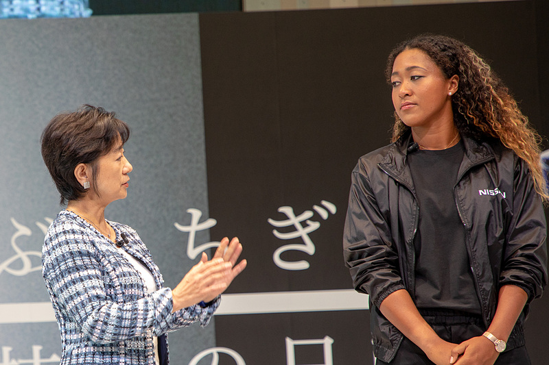 リーフを贈る予定が、大坂選手から「GT-Rが好き」というひと言が。これに対して星野氏は「分かりました」と返答。この即答っぷりに大坂選手も驚いていた