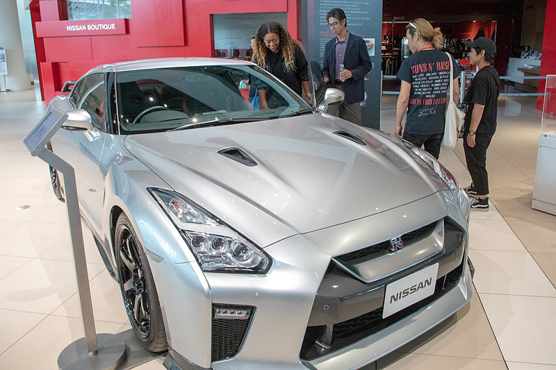 発表会終了後、いったん大坂選手は退場するも、大坂選手はこっそり（？）展示されていたGT-Rをチェックしに現われ、助手席を見たり、トランクを開けてスタッフと話したりしていた。なお、贈呈されるGT-Rのグレードについては目下「調整中」とのこと