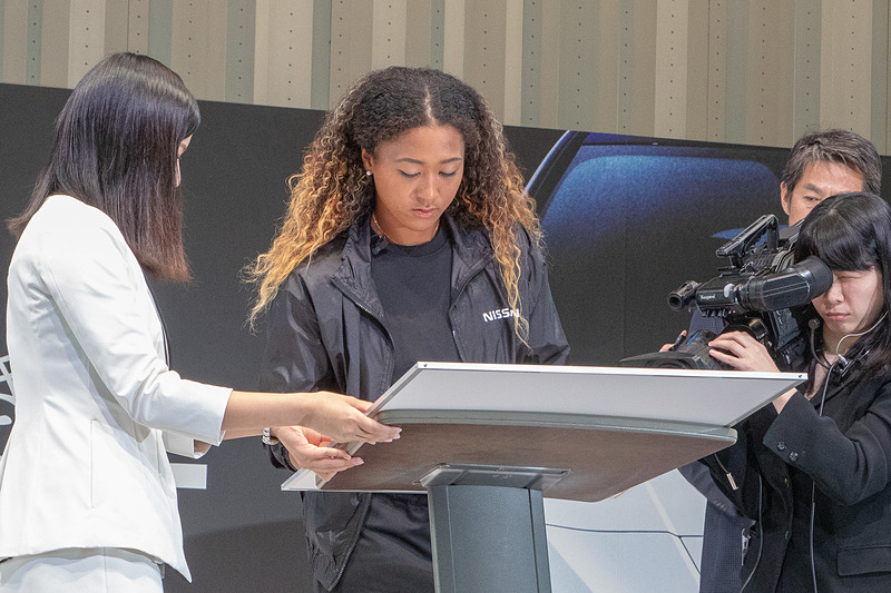 契約書へのサインセレモニー。まずは星野氏、そして大坂選手がサイン