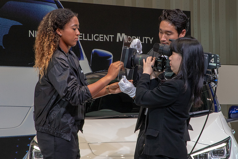 大会中のようなサインパフォーマンスをする大坂選手