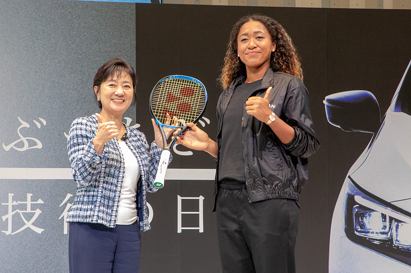 大坂選手から星野氏へサイン入りのラケットがプレゼントされた