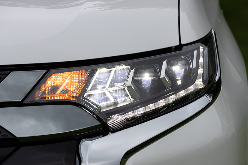 エクステリアではヘッドライト内部のデザインを変更するとともに、ハイビームにLEDを採用。ラジエターグリル、LEDフォグランプベゼル、フロントスキッドプレート、リアスキッドプレート、アルミホイールのデザインも変更され、質感を向上させた。また、空力性能を高めるリアスポイラーも追加している。さらに各モデル（S Editionをのぞく）の前後ショックアブソーバーのサイズアップを行なうとともに、新型バルブを採用することで上質な乗り心地と高い操縦安定性を手に入れた