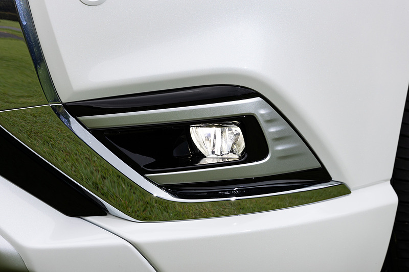 エクステリアではヘッドライト内部のデザインを変更するとともに、ハイビームにLEDを採用。ラジエターグリル、LEDフォグランプベゼル、フロントスキッドプレート、リアスキッドプレート、アルミホイールのデザインも変更され、質感を向上させた。また、空力性能を高めるリアスポイラーも追加している。さらに各モデル（S Editionをのぞく）の前後ショックアブソーバーのサイズアップを行なうとともに、新型バルブを採用することで上質な乗り心地と高い操縦安定性を手に入れた