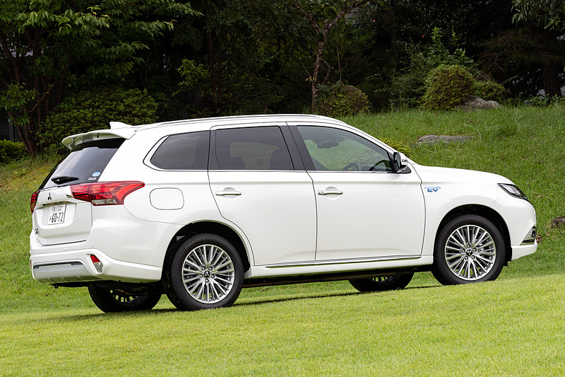 8月23日に大幅改良して発売されたプラグインハイブリッドEV「アウトランダーPHEV」（写真の「G Premium Package」は479万3040円）。ボディサイズは全グレード共通で4695×1800×1710mm（全長×全幅×全高）、ホイールベースは2670mm。今回の改良では衝突被害軽減ブレーキシステム「FCM」と誤発進抑制機能（前進および後退時）が標準装備され、全車「サポカーS ワイド」に該当した