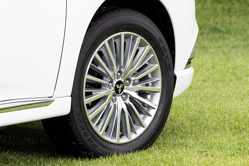 エクステリアではヘッドライト内部のデザインを変更するとともに、ハイビームにLEDを採用。ラジエターグリル、LEDフォグランプベゼル、フロントスキッドプレート、リアスキッドプレート、アルミホイールのデザインも変更され、質感を向上させた。また、空力性能を高めるリアスポイラーも追加している。さらに各モデル（S Editionをのぞく）の前後ショックアブソーバーのサイズアップを行なうとともに、新型バルブを採用することで上質な乗り心地と高い操縦安定性を手に入れた