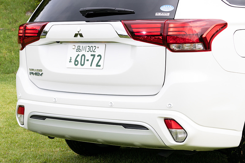 エクステリアではヘッドライト内部のデザインを変更するとともに、ハイビームにLEDを採用。ラジエターグリル、LEDフォグランプベゼル、フロントスキッドプレート、リアスキッドプレート、アルミホイールのデザインも変更され、質感を向上させた。また、空力性能を高めるリアスポイラーも追加している。さらに各モデル（S Editionをのぞく）の前後ショックアブソーバーのサイズアップを行なうとともに、新型バルブを採用することで上質な乗り心地と高い操縦安定性を手に入れた