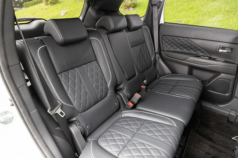 撮影車のG Premium Package（およびS Edition）ではフロント＆リアシートとドアトリムにダイヤキルティング本革を採用し、レーザーエッチングを施したオーナメントパネルと組み合わせることで上級感を向上。また、オーナメントパネルやハザードスイッチパネルのデザインに加え、モーターとエンジンの出力状況が分かるようにパワーメーターの表示をそれぞれ変更した