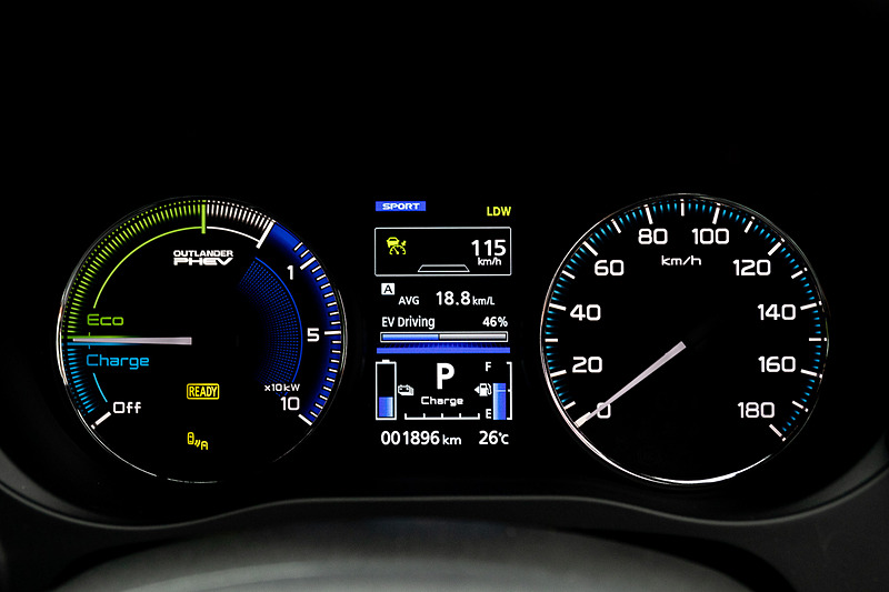 撮影車のG Premium Package（およびS Edition）ではフロント＆リアシートとドアトリムにダイヤキルティング本革を採用し、レーザーエッチングを施したオーナメントパネルと組み合わせることで上級感を向上。また、オーナメントパネルやハザードスイッチパネルのデザインに加え、モーターとエンジンの出力状況が分かるようにパワーメーターの表示をそれぞれ変更した