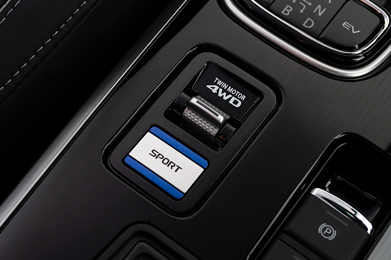 車両運動統合制御システム「S-AWC」では、従来の2つの4WDドライブモード「NORMAL」「LOCK」モードに加え、「SNOW」「SPORT」を新設定。「SNOW」モードでは滑りやすい路面での安定性とコントロール性を高め、「LOCK」モードでは主により荒れた路面に特化した制御に変更し、高いトラクション性能を発揮する。そのほか前後ドア、ラゲッジルームの開口部、リアホイールハウスのボディパネル接合部に構造用接着剤を塗布し、パネル同士の接合面積を増やすことで車体剛性を高めたという