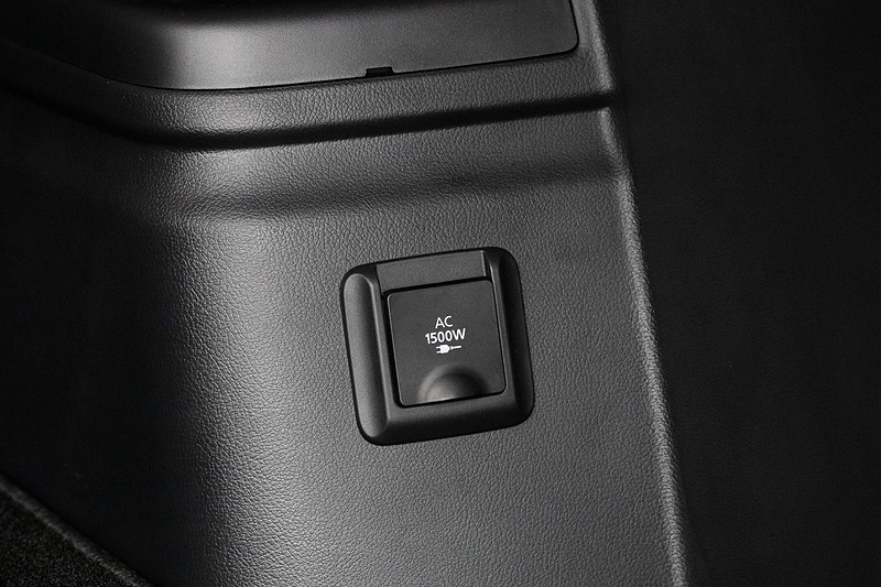 アウトランダーPHEVでは、ラゲッジスペースに最大1500Wまでの家電などを動かせるコンセントを用意。アウトドアで電気製品などが使えるスグレモノだ