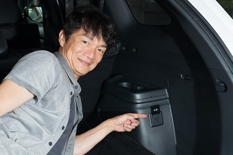 アウトランダーPHEVでは、ラゲッジスペースに最大1500Wまでの家電などを動かせるコンセントを用意。アウトドアで電気製品などが使えるスグレモノだ