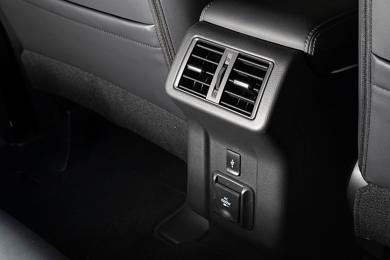今回の大幅改良に伴い、後席用エアコン吹き出し口をフロアコンソール後部へ追加したことで後席の快適性を向上。パワーウィンドウ開閉スイッチは運転席からすべての窓をワンタッチ操作でオート開閉できる機能を新採用して利便性を高めた