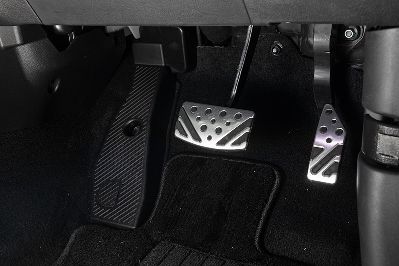 車両運動統合制御システム「S-AWC」では、従来の2つの4WDドライブモード「NORMAL」「LOCK」モードに加え、「SNOW」「SPORT」を新設定。「SNOW」モードでは滑りやすい路面での安定性とコントロール性を高め、「LOCK」モードでは主により荒れた路面に特化した制御に変更し、高いトラクション性能を発揮する。そのほか前後ドア、ラゲッジルームの開口部、リアホイールハウスのボディパネル接合部に構造用接着剤を塗布し、パネル同士の接合面積を増やすことで車体剛性を高めたという