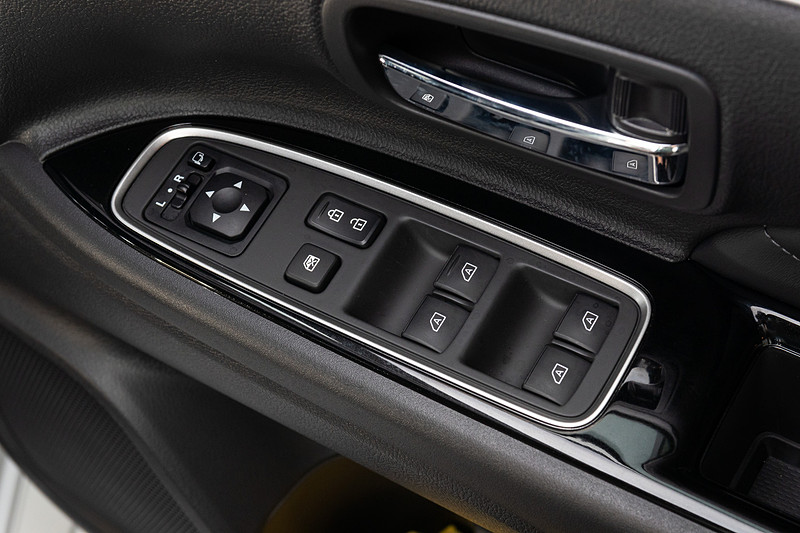 今回の大幅改良に伴い、後席用エアコン吹き出し口をフロアコンソール後部へ追加したことで後席の快適性を向上。パワーウィンドウ開閉スイッチは運転席からすべての窓をワンタッチ操作でオート開閉できる機能を新採用して利便性を高めた