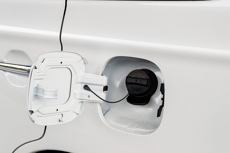 ボディの左側にガソリン用のフューエルリッド（写真左）、右側に普通充電/急速充電用のリッド（写真右）が用意される。普通充電（AC200V/15A）を用いた場合の満充電までの所要時間は約4.5時間で、急速充電では約25分で80％まで充電可能