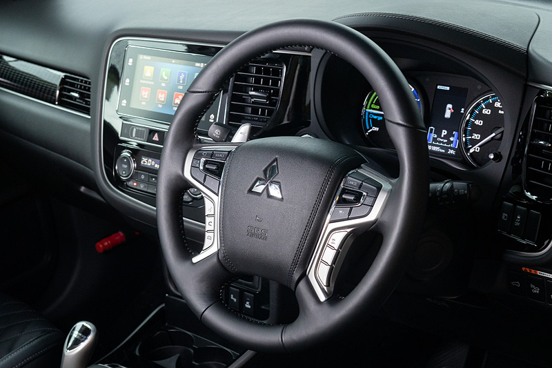 車両運動統合制御システム「S-AWC」では、従来の2つの4WDドライブモード「NORMAL」「LOCK」モードに加え、「SNOW」「SPORT」を新設定。「SNOW」モードでは滑りやすい路面での安定性とコントロール性を高め、「LOCK」モードでは主により荒れた路面に特化した制御に変更し、高いトラクション性能を発揮する。そのほか前後ドア、ラゲッジルームの開口部、リアホイールハウスのボディパネル接合部に構造用接着剤を塗布し、パネル同士の接合面積を増やすことで車体剛性を高めたという