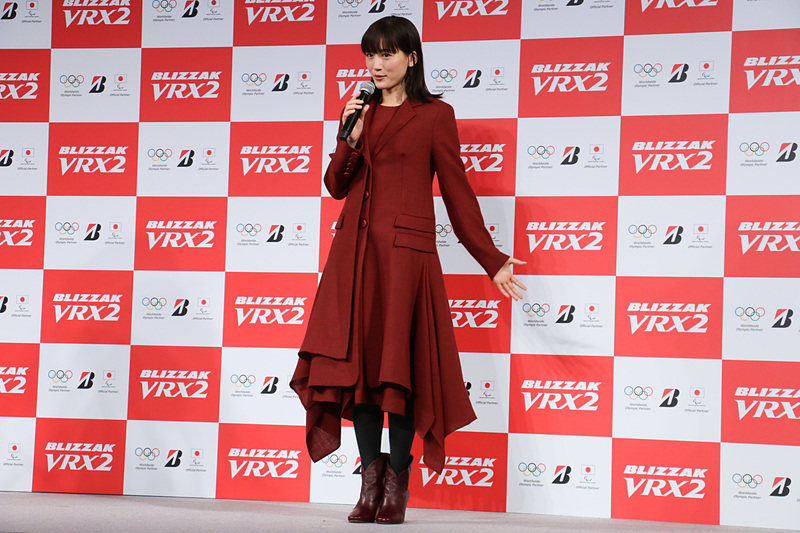 CM撮影で着用した衣装に身を包んだ綾瀬はるかさんが登場