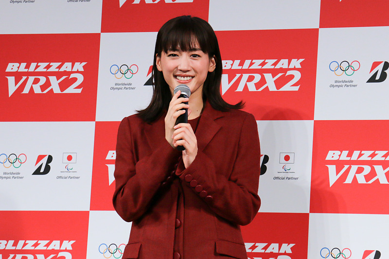 これまでのCMで演じてきた「タイヤ先生」の白衣姿と比べ、秋や冬をイメージした少し大人のイメージになっていると語る綾瀬さん