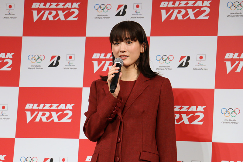 綾瀬さんはCM撮影について「撮影が行なわれたスタジオは雪で埋め尽くされていて、まるで異国に来たかのように感じる素晴らしいセットでした」と説明。発泡ゴムを採用したスタッドレスタイヤとしてデビューし、今年で30周年を迎えるブリザックについては「長い間愛されてきたタイヤなんだなと思います。私の方がちょっと先輩です」とコメント