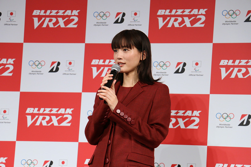 綾瀬さんはCM撮影について「撮影が行なわれたスタジオは雪で埋め尽くされていて、まるで異国に来たかのように感じる素晴らしいセットでした」と説明。発泡ゴムを採用したスタッドレスタイヤとしてデビューし、今年で30周年を迎えるブリザックについては「長い間愛されてきたタイヤなんだなと思います。私の方がちょっと先輩です」とコメント