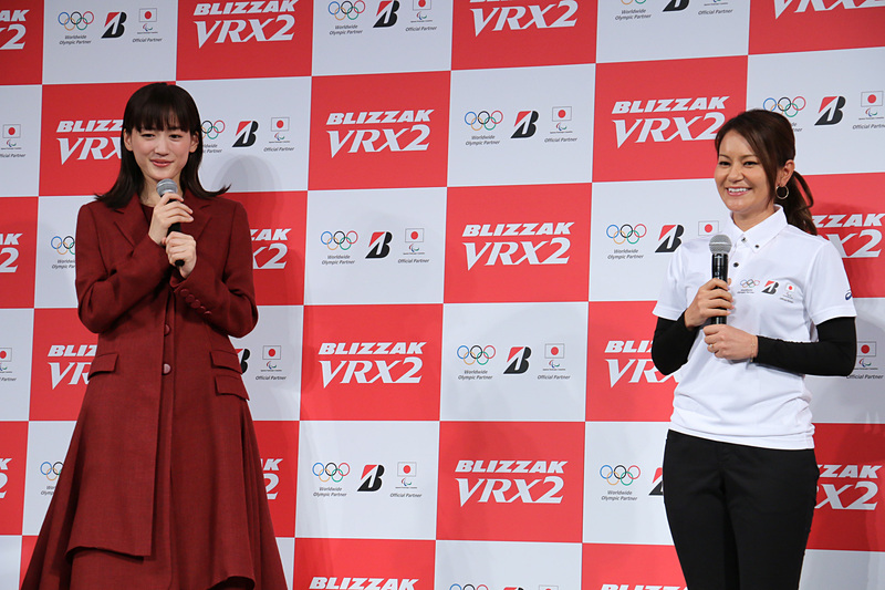 この日が初共演という綾瀬さんと宮里さん。お互いの印象について、綾瀬さんは「ゴルフをされているときは圧倒的な存在感ですが、実際にお会いするとすごく華奢な方で『この小さな体で！』という驚きがありました」とコメント。宮里さんは「ありきたりですが、本当にすごくきれいで、ますます応援したくなって、さらに大ファンになりました」と語った