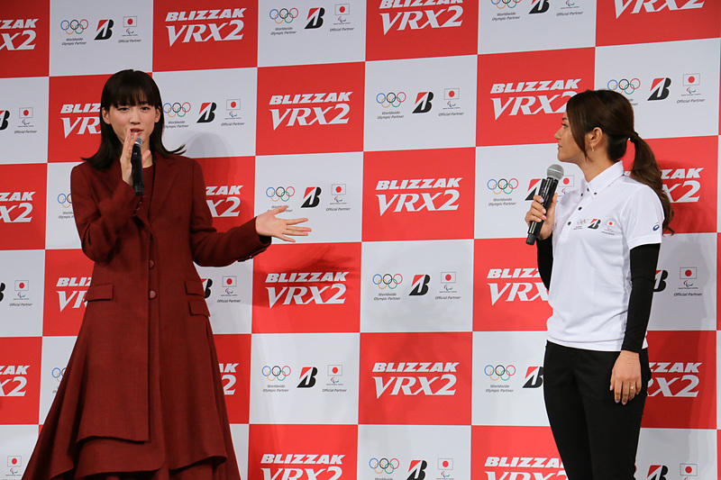 この日が初共演という綾瀬さんと宮里さん。お互いの印象について、綾瀬さんは「ゴルフをされているときは圧倒的な存在感ですが、実際にお会いするとすごく華奢な方で『この小さな体で！』という驚きがありました」とコメント。宮里さんは「ありきたりですが、本当にすごくきれいで、ますます応援したくなって、さらに大ファンになりました」と語った