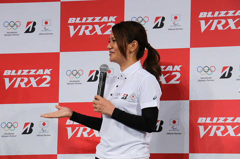 この日が初共演という綾瀬さんと宮里さん。お互いの印象について、綾瀬さんは「ゴルフをされているときは圧倒的な存在感ですが、実際にお会いするとすごく華奢な方で『この小さな体で！』という驚きがありました」とコメント。宮里さんは「ありきたりですが、本当にすごくきれいで、ますます応援したくなって、さらに大ファンになりました」と語った