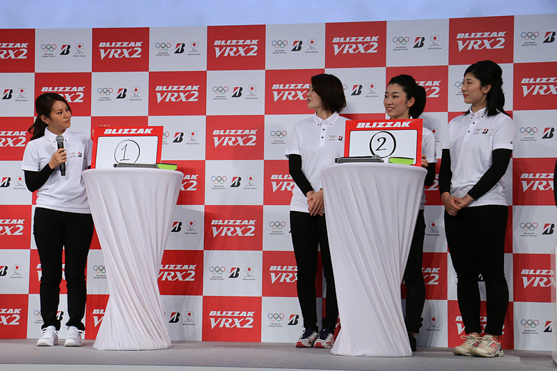 対抗戦形式で行なわれたクイズは、なんと3問目まで両チームがまったく同じ回答で差がつかずに進んだが、最終問題でついに答えが分かれた。綾瀬さんから出された正解は2番だったが、「でも、どれも冬の必需品なんで、どれでも正解です」と綾瀬さんが正解を追加。最後まで同点で勝敗はつかず、ドローという結果となった