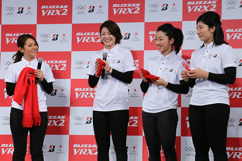 クイズに参加した4人に、綾瀬さんから「ブリザック 冬グッズ」がプレゼントされた