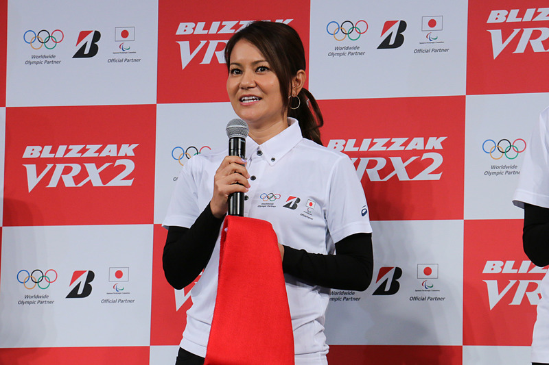 4種類用意されたプレゼント品から、宮里さんは「ストール」、久保選手は「手ぶくろ」、床亜矢可選手は「ニット帽」、床秦留可選手は「イヤーマフ」をそれぞれ選んだ