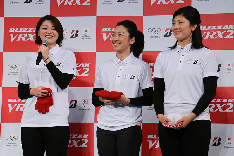 4種類用意されたプレゼント品から、宮里さんは「ストール」、久保選手は「手ぶくろ」、床亜矢可選手は「ニット帽」、床秦留可選手は「イヤーマフ」をそれぞれ選んだ