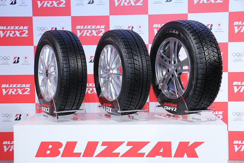 発表会の会場では、販売中のブリザックシリーズである「DM-V2」「VRX」「VRX2」を展示したほか、各種解説パネルなどを設置